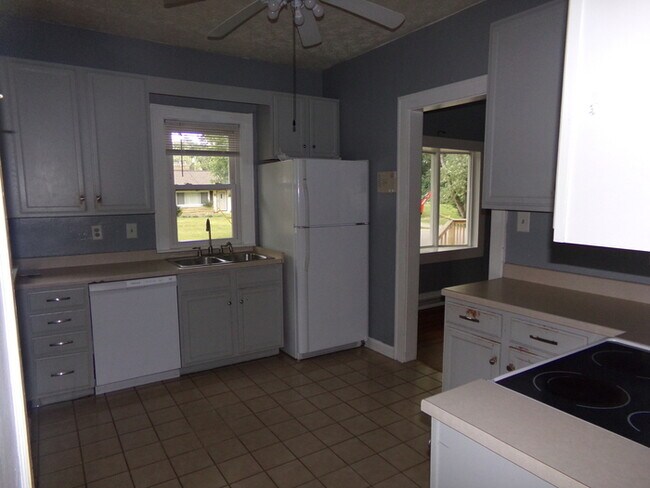 Building Photo - Corner Lot Cape Cod!