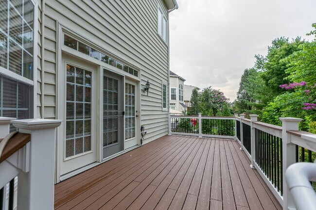 Building Photo - Spacious, Light-Filled Home in the Desirable Broadlands