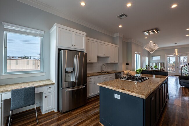 Building Photo - 1318 Reinerman St