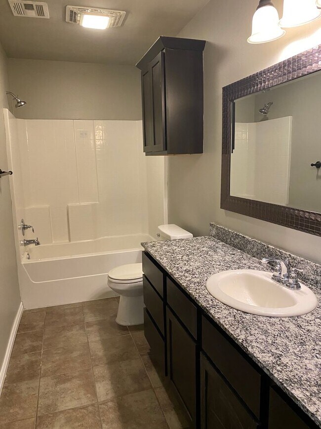 Building Photo - Split Level Yukon Duplex in Gated Communit...
