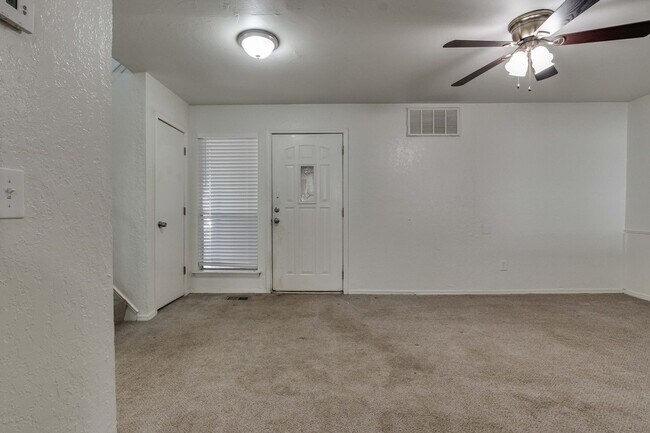 Building Photo - Three bed/2.5 bath in Harvest Hills