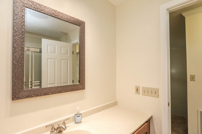 Building Photo - 409 The Meadows