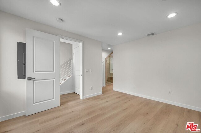Building Photo - 7301 Vista Del Mar