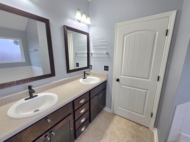 Building Photo - 3222 Alexandria Dr