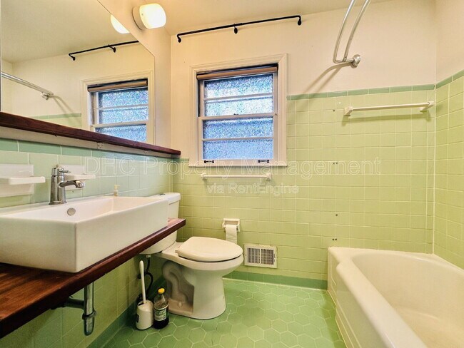 Building Photo - 3231 Bonway Dr