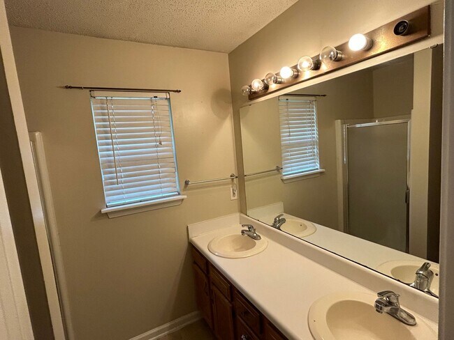 Building Photo - COMING SOON! N Greensboro, 4/2.5 home off of N Church St near Lake Jeanette & I-840