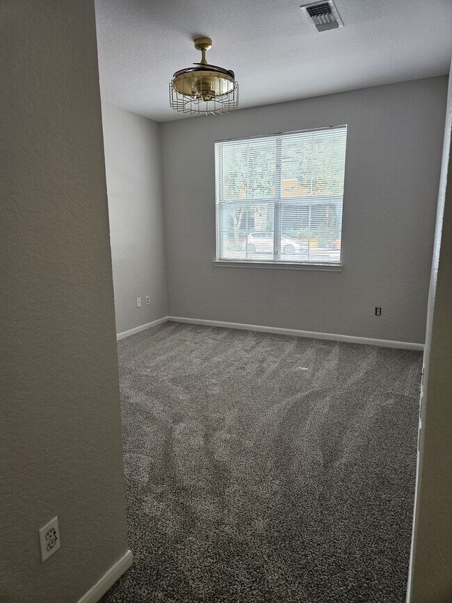 Building Photo - Available now 2/2 Condo Downtown Orlando - Free Water/Sewer/Trash! Pet Friendly!