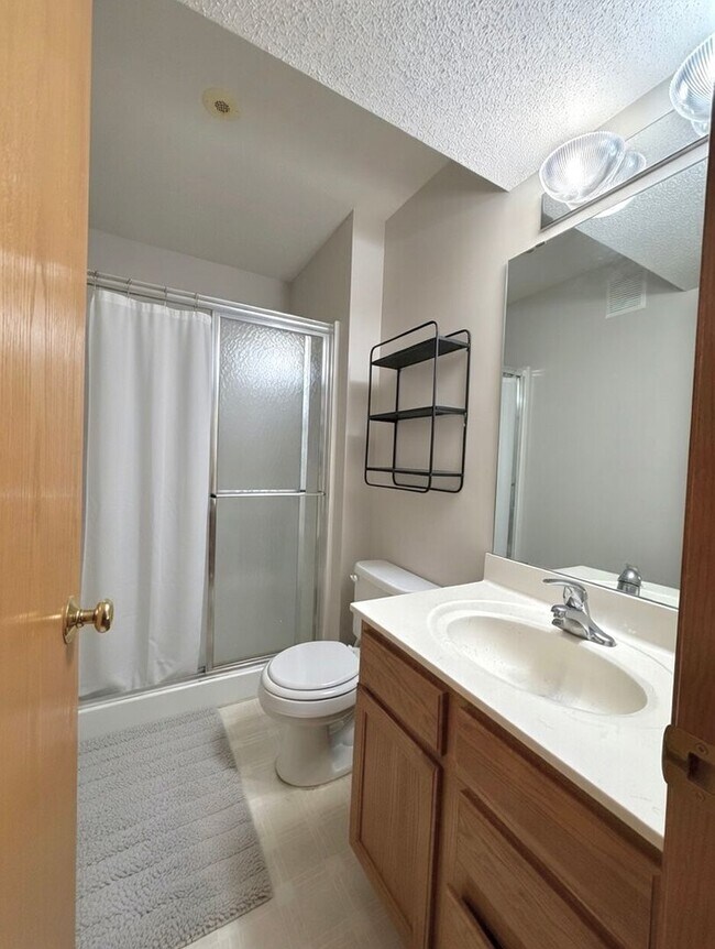 Building Photo - Great 2 Bedroom Townhome in Prime Apple Valley Location!   W’Finished Basement