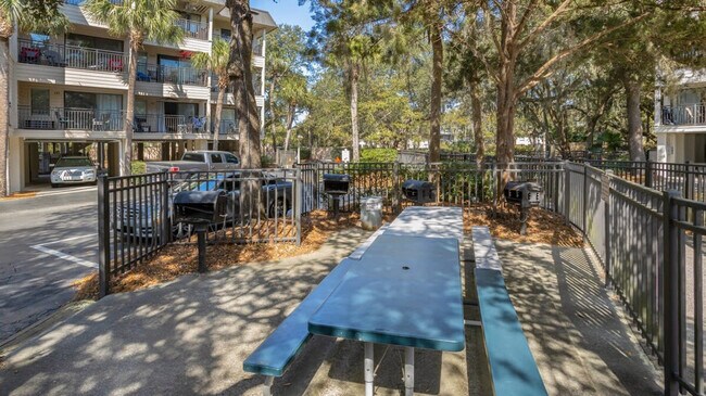 Building Photo - 23 S Forest Beach Dr