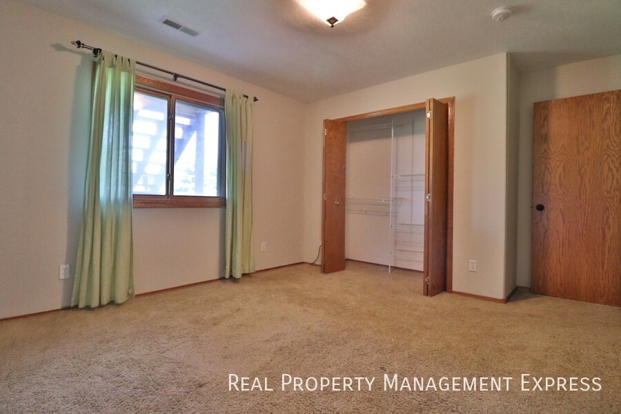 Building Photo - Stunning 5 Bedroom 3 Bath Home in South East Sioux Falls