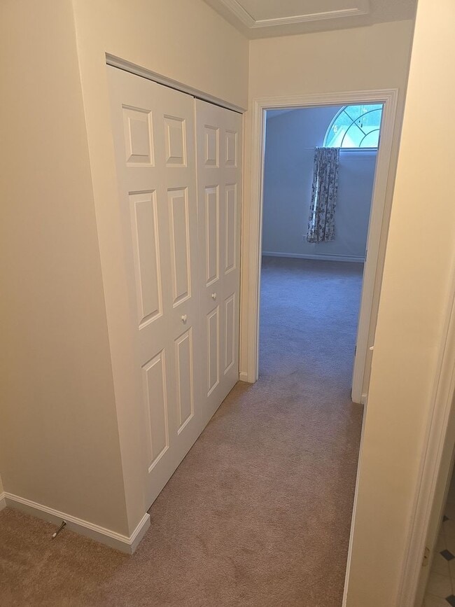 Building Photo - 3 bedroom, 2 bath home in a great area nea...