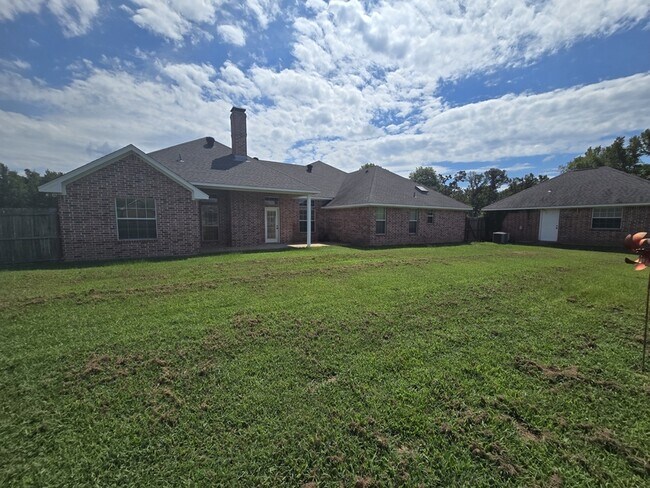 Building Photo - 15298 Wagon Wheel Cir