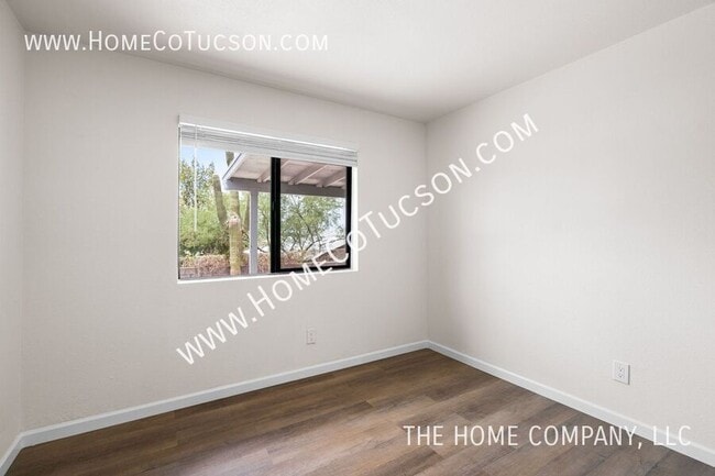 Building Photo - 7441 N Gilbert Pl