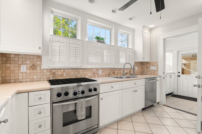 Building Photo - 1234 Beach Dr NE