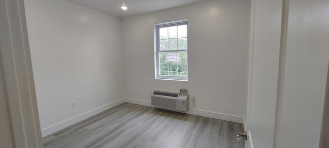 Building Photo - 273 Oak St
