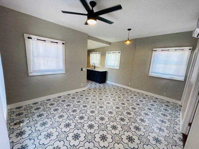Building Photo - COMING SOON! 1 Bed / 1 Bath Cottage in U o...