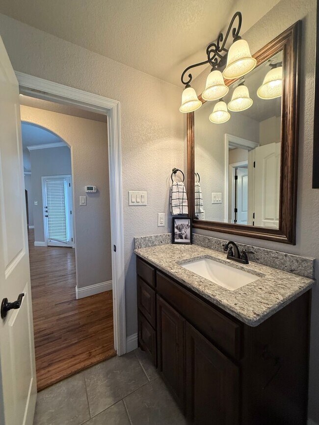 Building Photo - 3/2/2 - WATER + LAWN CARE Included + COMMUTER FRIENDLY