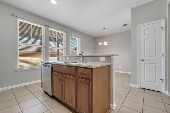 Building Photo - Southwood Townhome with Community Pool