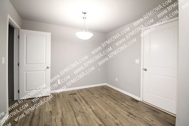 Building Photo - OVER 2000+ SQ FT!!! 3 Bedroom, 2.5 Bath To...