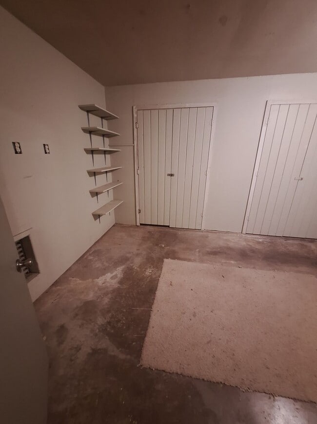 Building Photo - Spacious 3 bedroom, 2 bath