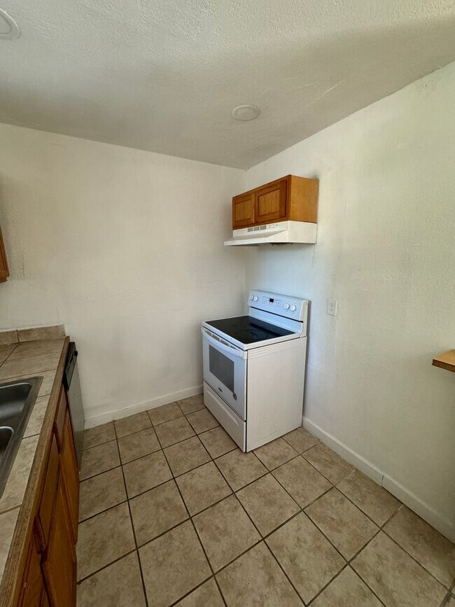 Building Photo - 3 bedroom 1.5 bathroom house!