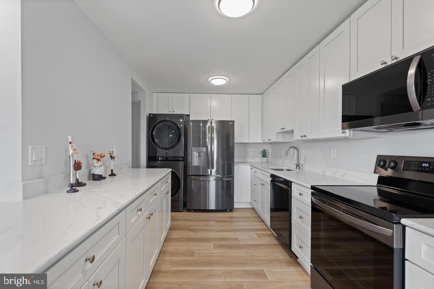 Kitchen - 8370 Greensboro Dr