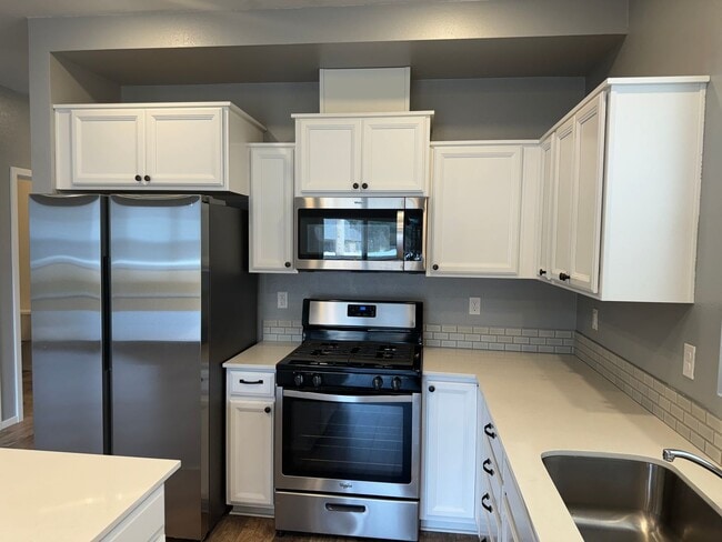 Building Photo - 4 bedroom 2.5 bathroom almost-new house in...