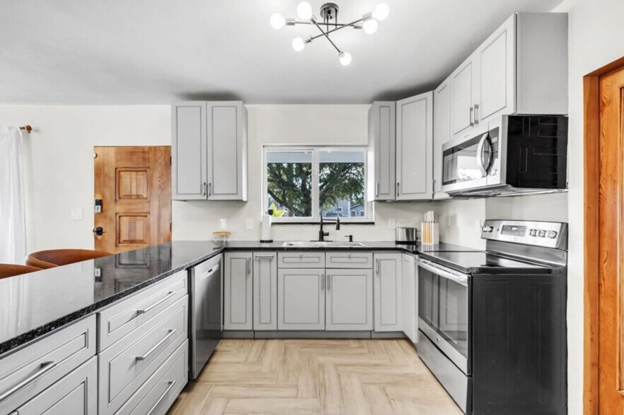 Building Photo - 535 N Biscayne River Dr