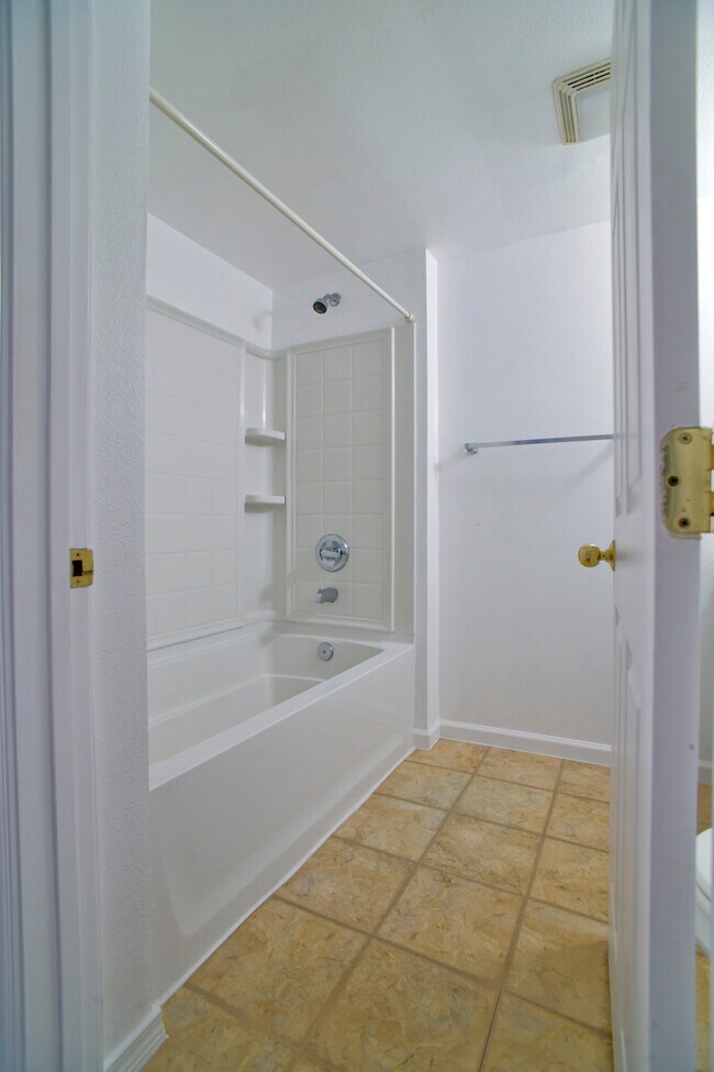 Building Photo - 809 S Summit Ave