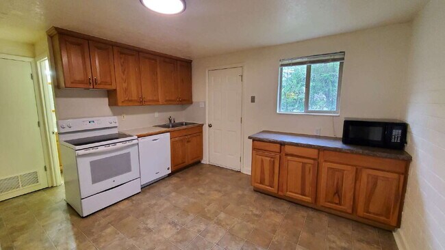 Building Photo - 2 Bedroom Duplex in Lindon