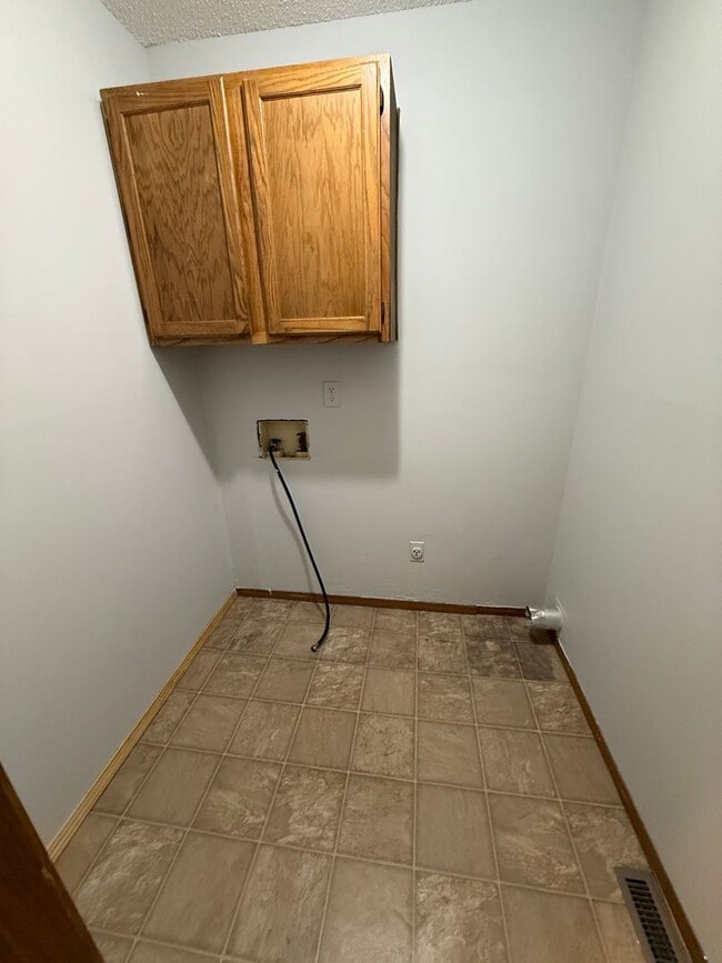 Building Photo - Refreshed 2-Bedroom Duplex in the Heart of...