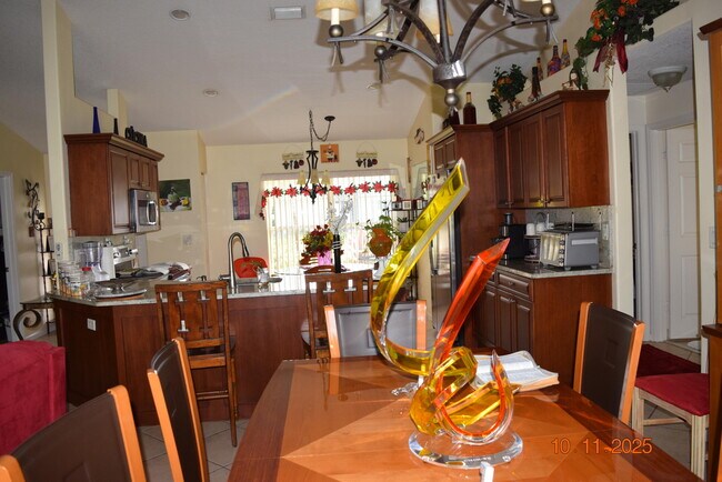 Building Photo - 1657 SW Duclair Ave