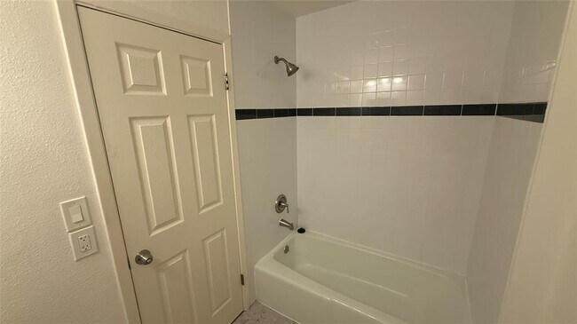 Building Photo - 500 E Riverside Dr