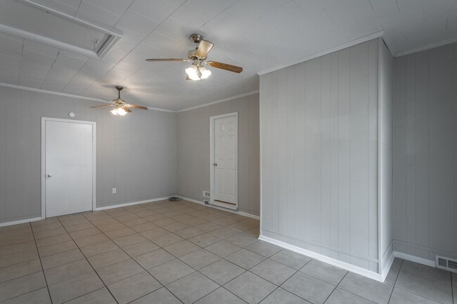 Building Photo - 3 Bedroom Home Close to All