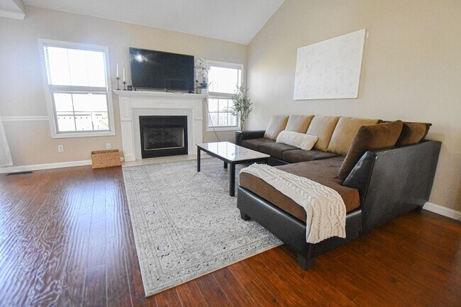 Building Photo - Pet Friendly Three Bedroom with Bonus!