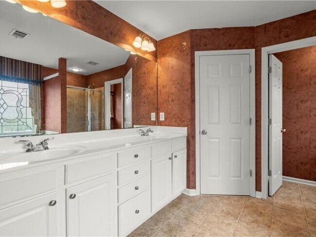 Building Photo - 2080 Vistoria Dr