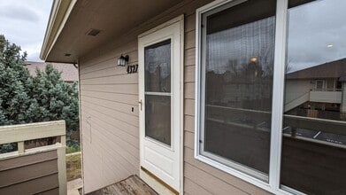 Building Photo - 2 bed 1 Bath Townhome Available Now