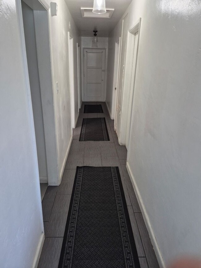 Building Photo - Private Bedroom for Rent in Single-Family Home – Utilities Included