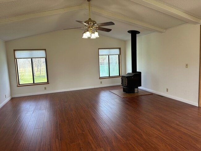 Building Photo - Peaceful Country Living on 2 Fenced Acres