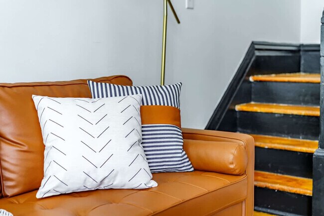 Building Photo - 256 W Poplar Ave