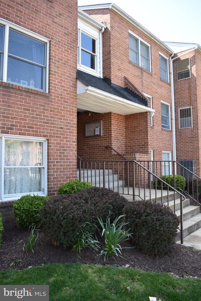 Building Photo - 400 Chapel Ct