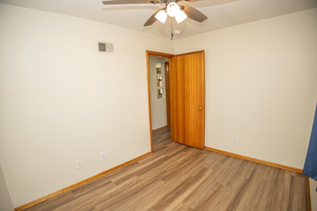 Building Photo - 2401 Willow Dr