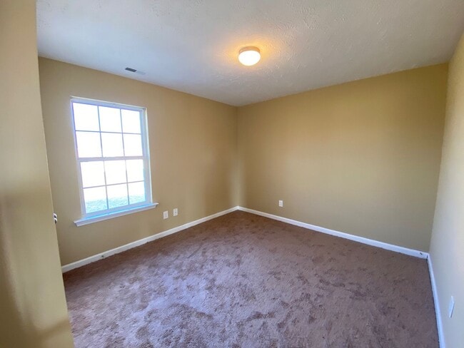 Building Photo - Open Plan with Split bedrooms