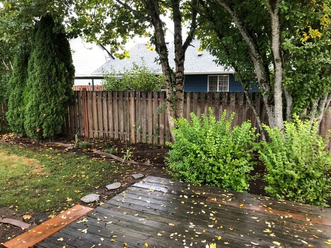 Building Photo - Large 4 Bedroom House in Sheridan