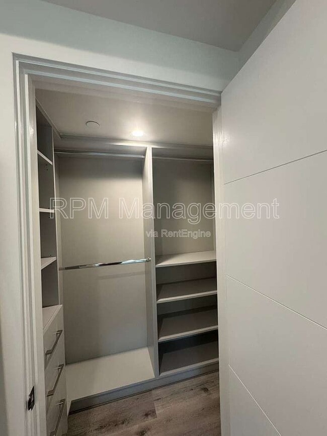 Building Photo - 5923 Laurel Canyon Blvd