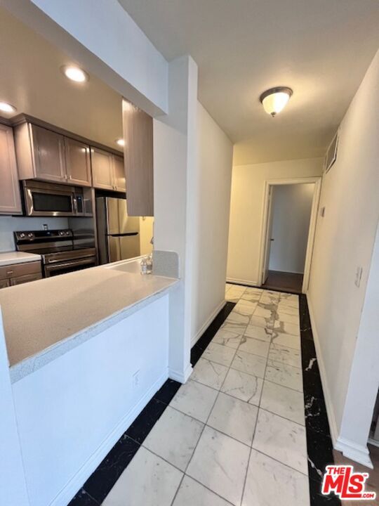 Building Photo - 906 N Doheny Dr