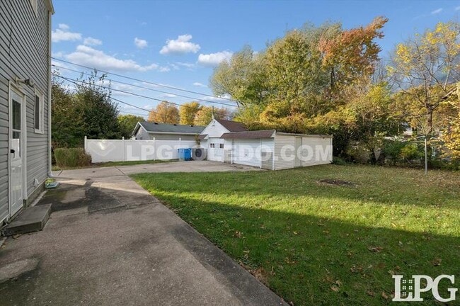 Building Photo - 606 W Poinsetta Ave