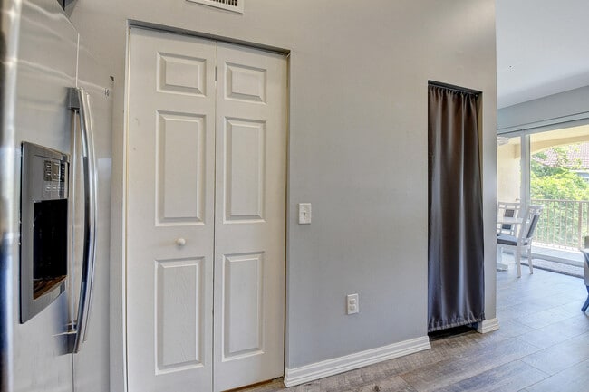 Building Photo - 1223 Villa Cir