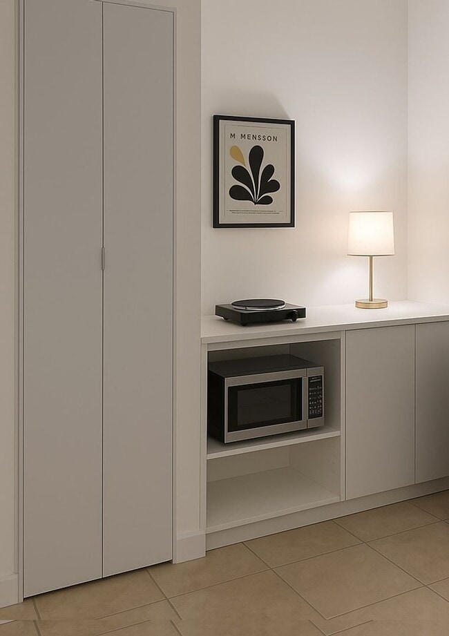 Building Photo - PRIVATE , FURNISHED Beverly Hills Studio Back House ! All utilities included