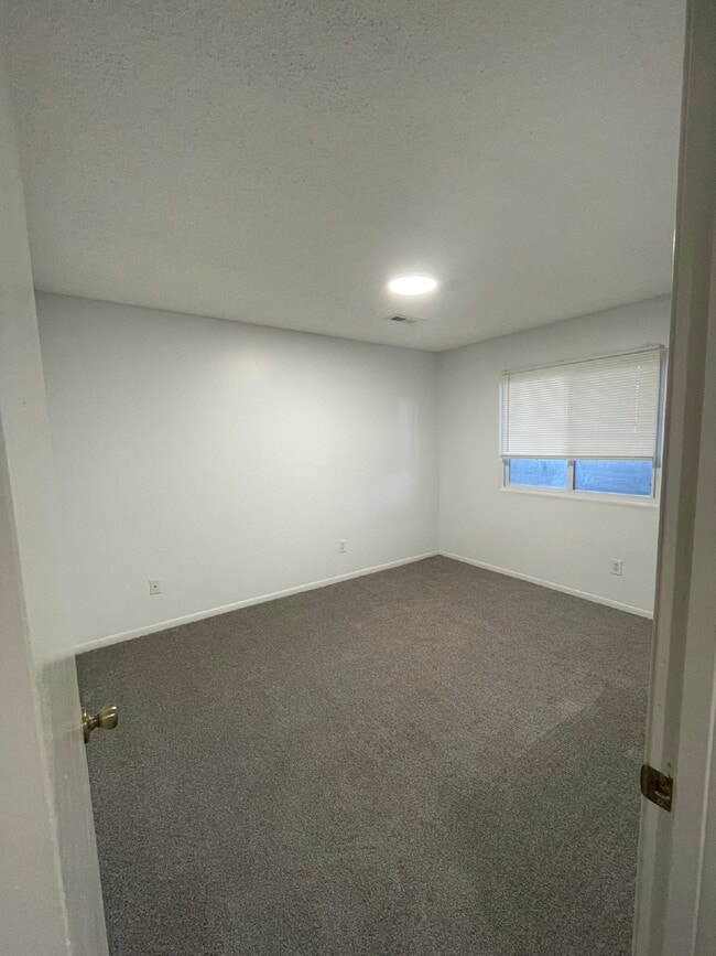 Building Photo - 1 bedroom, 1 bathroom lower level unit with River views.  Hurry! Limited-Time Special: NO APPLICA...